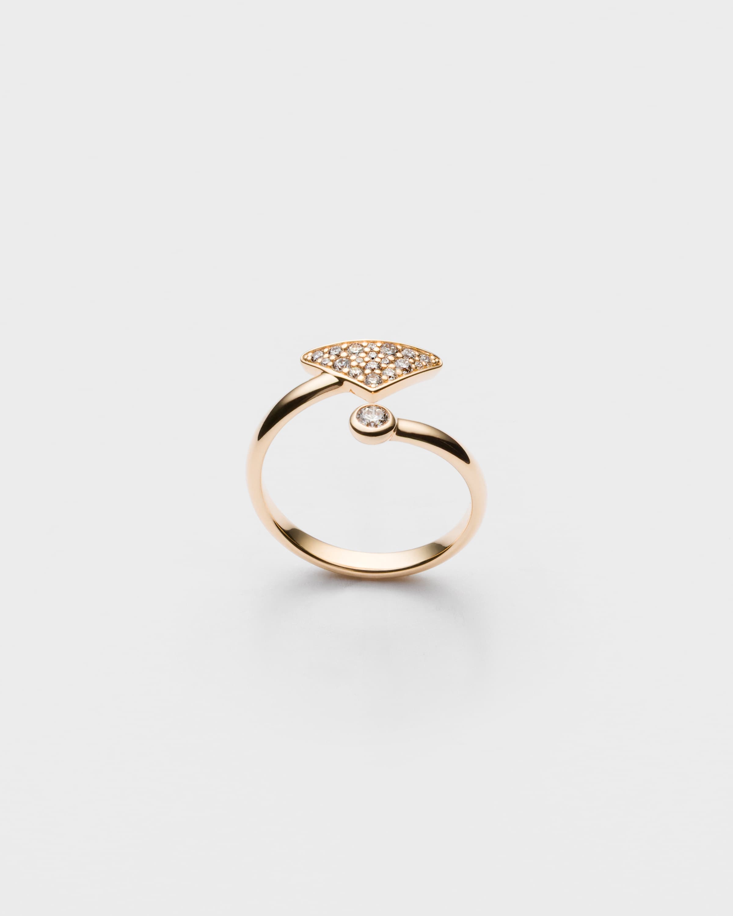 Prada Кольцо Eternal Gold contrarié из желтого золота с бриллиантами
Prada Кольцо Eternal Gold contrarié из желтого золота с бриллиантами