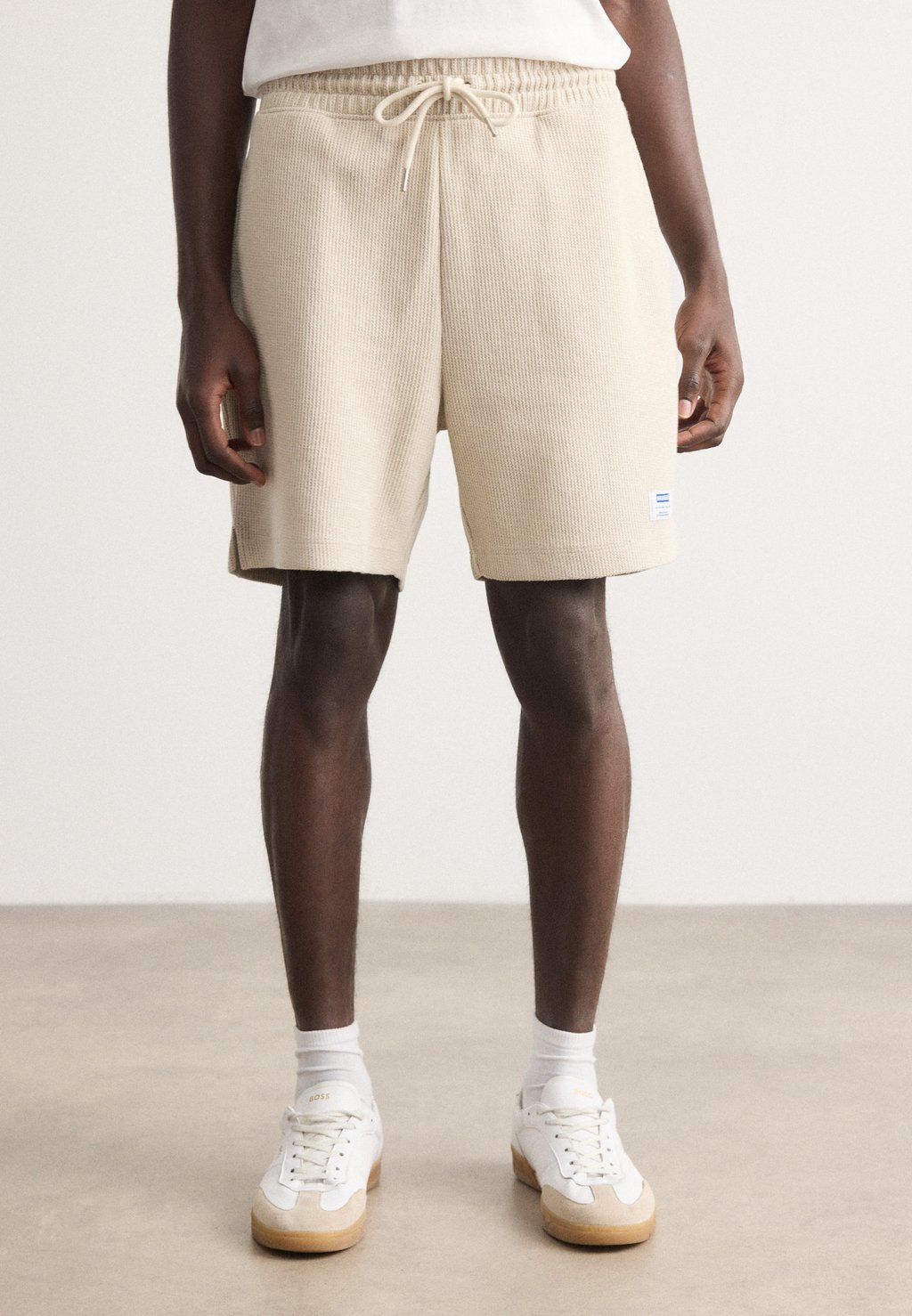 Шорты NUWAFFLO - Tracksuit bottoms HUGO, белый 
Шорты NUWAFFLO - Tracksuit bottoms HUGO, белый