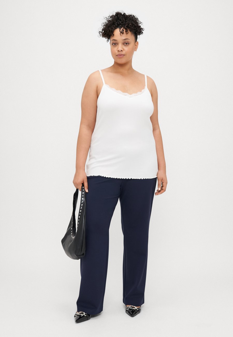 Топ ONLY Carmakoma CARSILLE V NECK 2 PACK, Cloud Dancer/Black /Off-White
Топ ONLY Carmakoma CARSILLE V NECK 2 PACK, Cloud Dancer/Black /Off-White