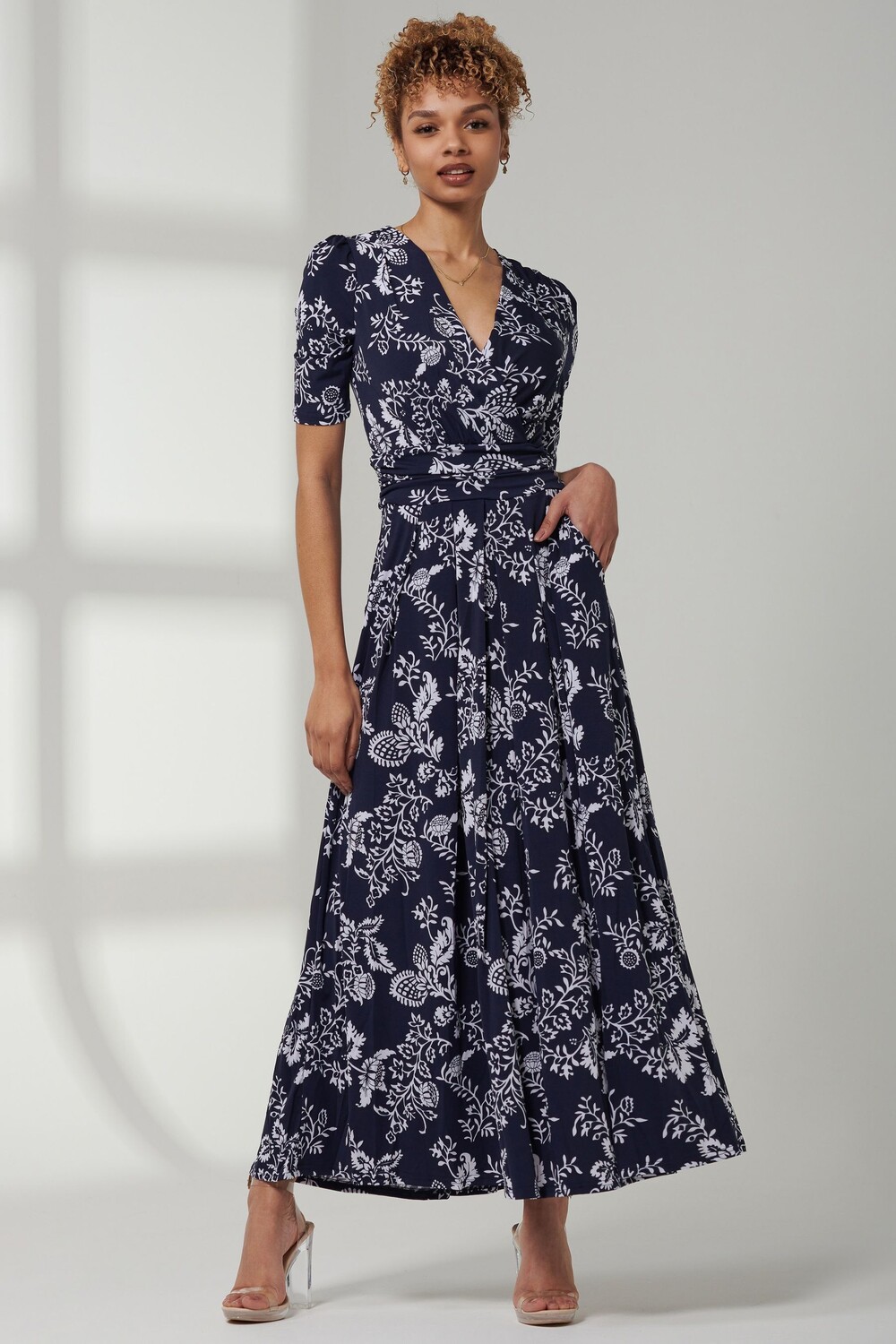 Платье-Макси с короткими рукавами и V-образным вырезом Jolie Moi, синий
Платье-Макси с короткими рукавами и V-образным вырезом Jolie Moi, синий