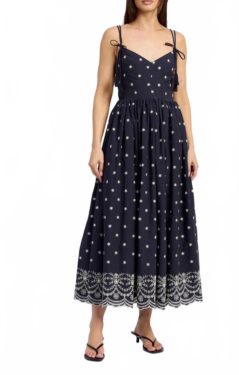 En Saison Платье-миди Elizabeth с вышивкой, темно-синего цвета
En Saison Платье-миди Elizabeth с вышивкой, темно-синего цвета