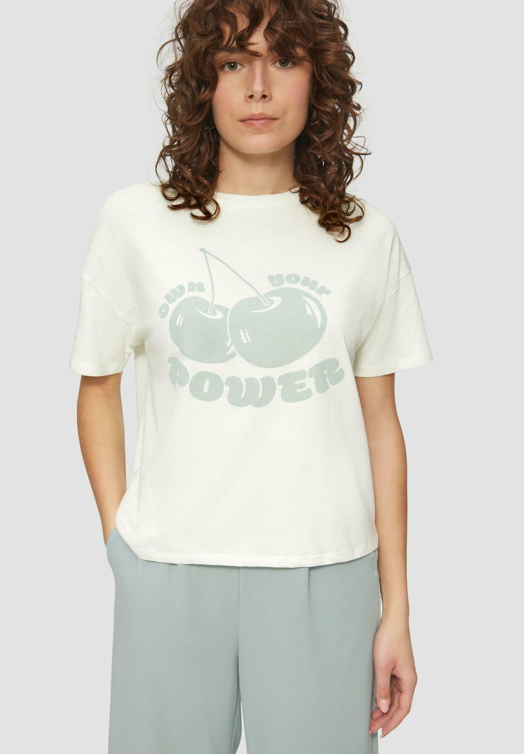 Футболка с принтом MIT ÜBERSCHNITTENER SCHULTER QS, молочный
Футболка с принтом MIT ÜBERSCHNITTENER SCHULTER QS, молочный