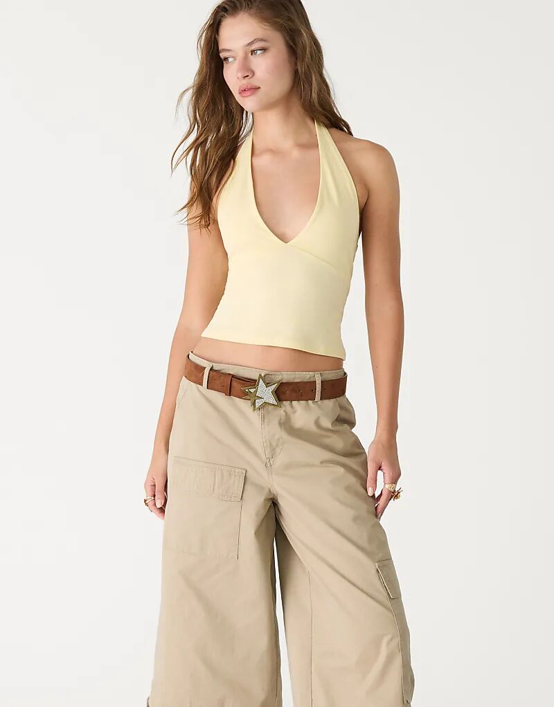 Топ Stradivarius с V-образным вырезом и бретелькой через шею пастельно-желтого цвета
Топ Stradivarius с V-образным вырезом и бретелькой через шею пастельно-желтого цвета