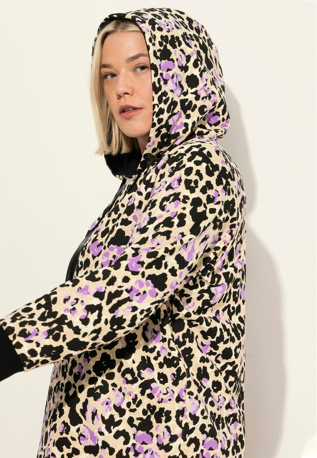 Толстовка с капюшоном LONG LEONUSTER BÄNDER LANGARM Ulla Popken, черный
Толстовка с капюшоном LONG LEONUSTER BÄNDER LANGARM Ulla Popken, черный