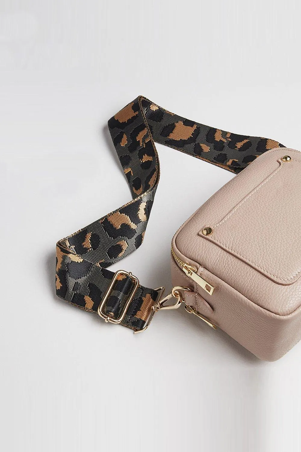 Сумка через плечо с темным ремешком с леопардовым принтом Betsy & Floss, розовый
Сумка через плечо с темным ремешком с леопардовым принтом Betsy & Floss, розовый