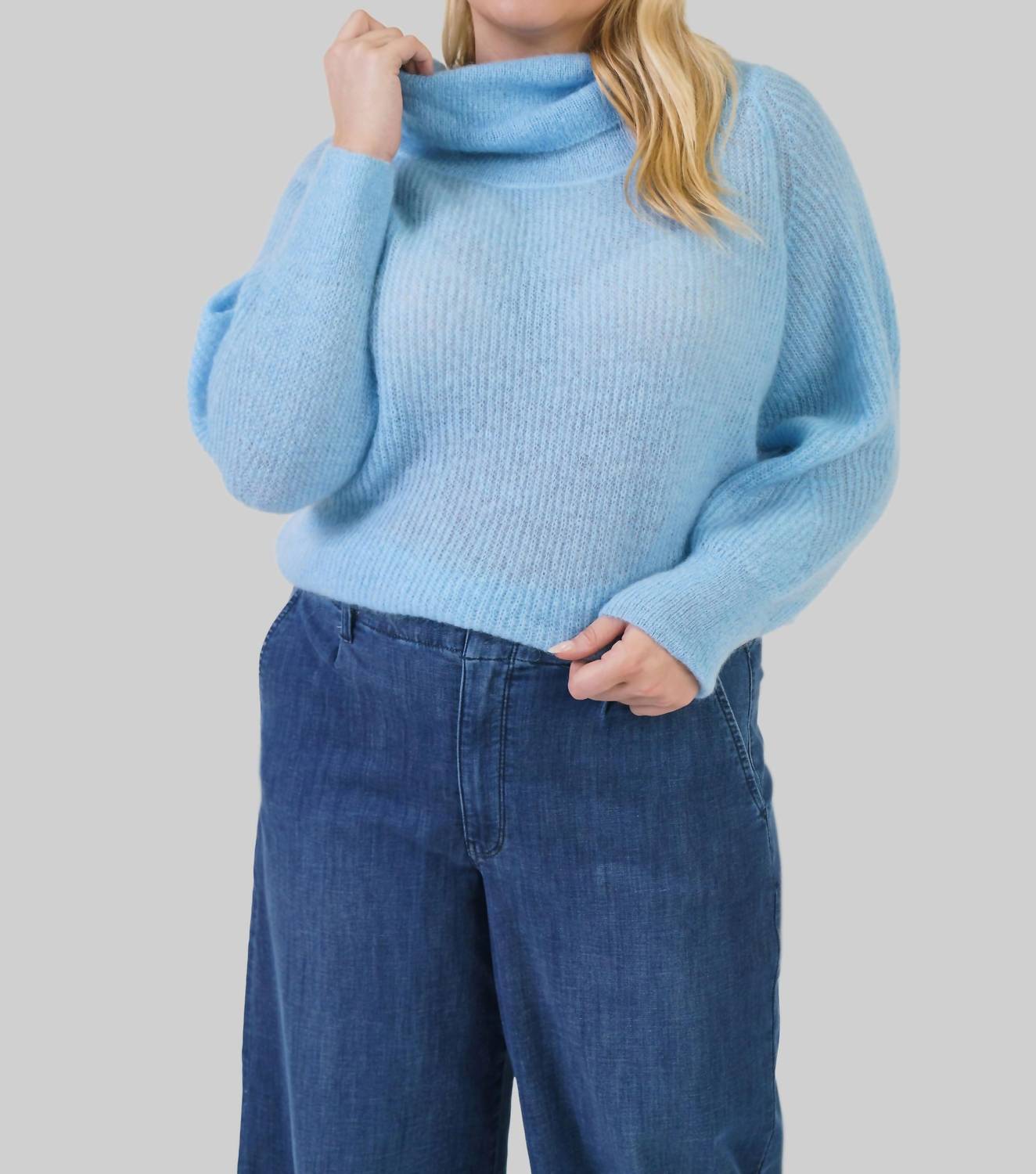 Свитер Caelie из мохера в стиле бардо светло-голубого цвета MAISON MONTAGUT
Свитер Caelie из мохера в стиле бардо светло-голубого цвета MAISON MONTAGUT