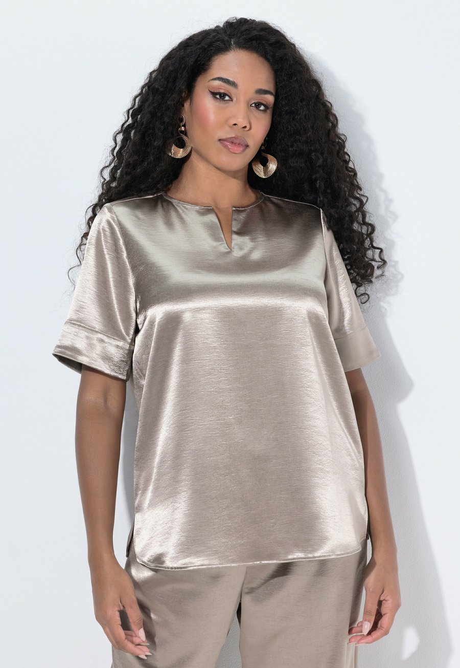 Блуза Ulla Popken SHORT SLEEVE , Gold/Gold-Coloured
Блуза Ulla Popken SHORT SLEEVE , Gold/Gold-Coloured