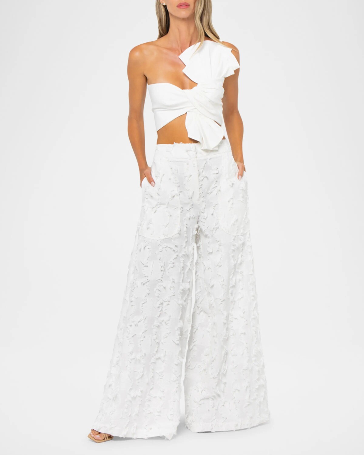 Укороченный топ Oyster с закрученной передней частью Jbq, кремовый
Укороченный топ Oyster с закрученной передней частью Jbq, кремовый