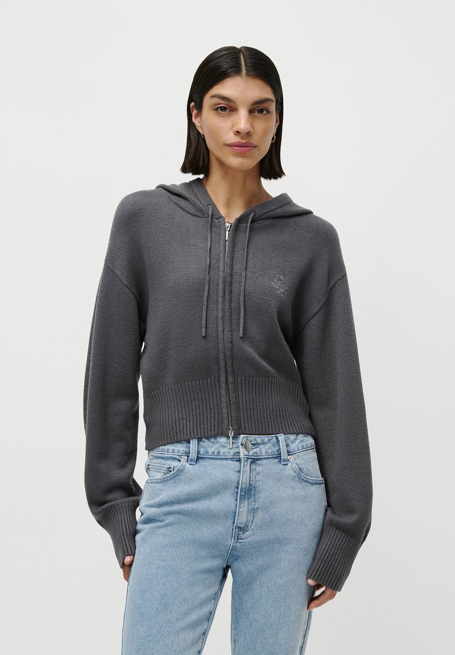 Кардиган LeGer by Lena Gercke CORNELIA, Forged Iron/Red
Кардиган LeGer by Lena Gercke CORNELIA, Forged Iron/Red