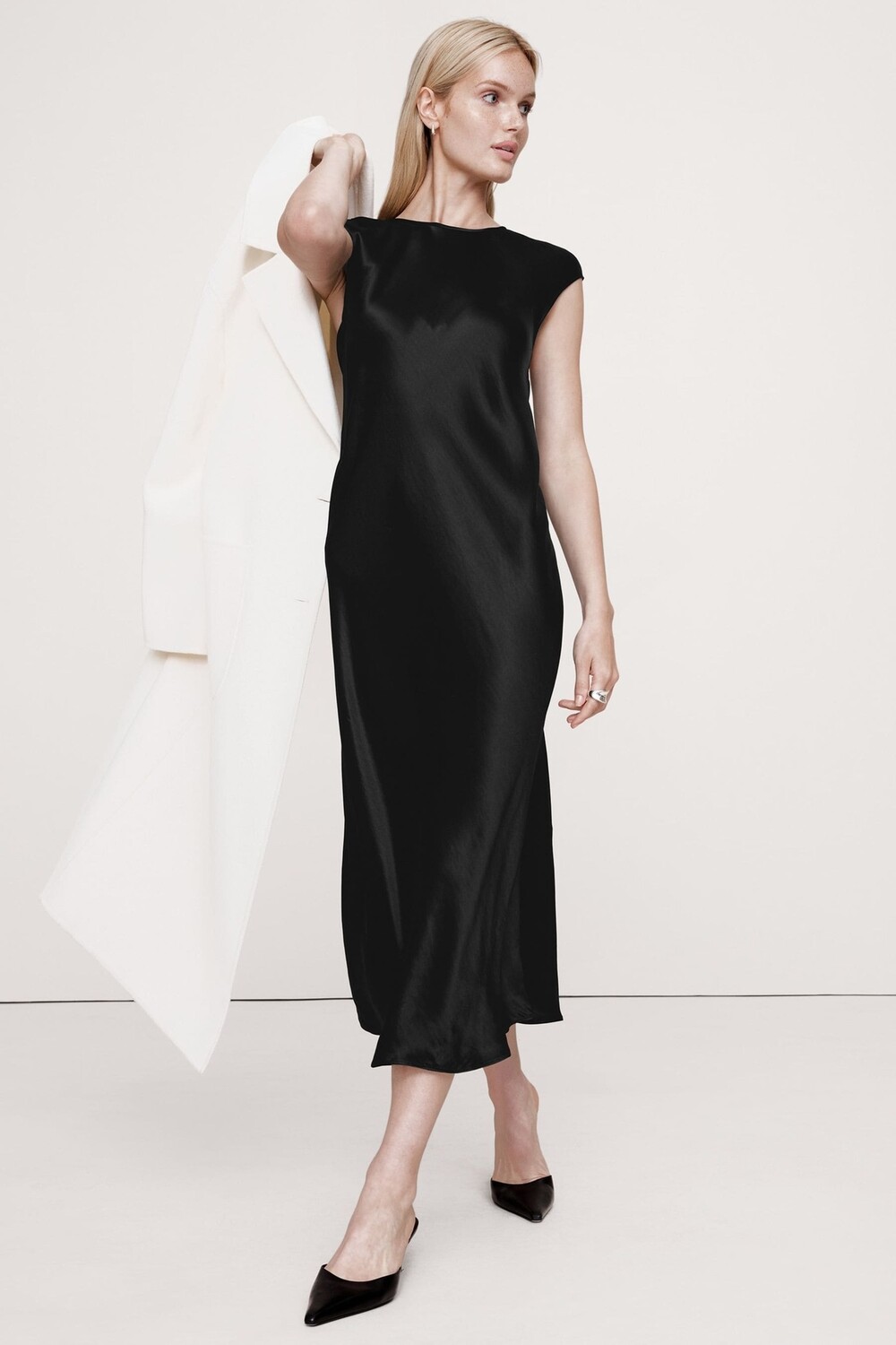 Платье миди из атласа с косым кроем Banana Republic, черный
Платье миди из атласа с косым кроем Banana Republic, черный