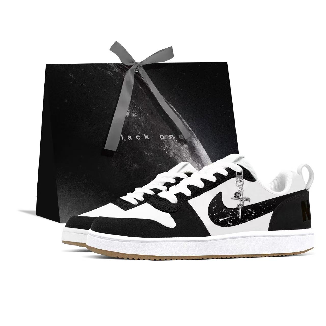 Nike Мужские скейтерские кроссовки Court Borough Night Sky Shooting Stars низкие, амортизирующие, износостойкие, черно-белые
Nike Мужские скейтерские кроссовки Court Borough Night Sky Shooting Stars низкие, амортизирующие, износостойкие, черно-белые