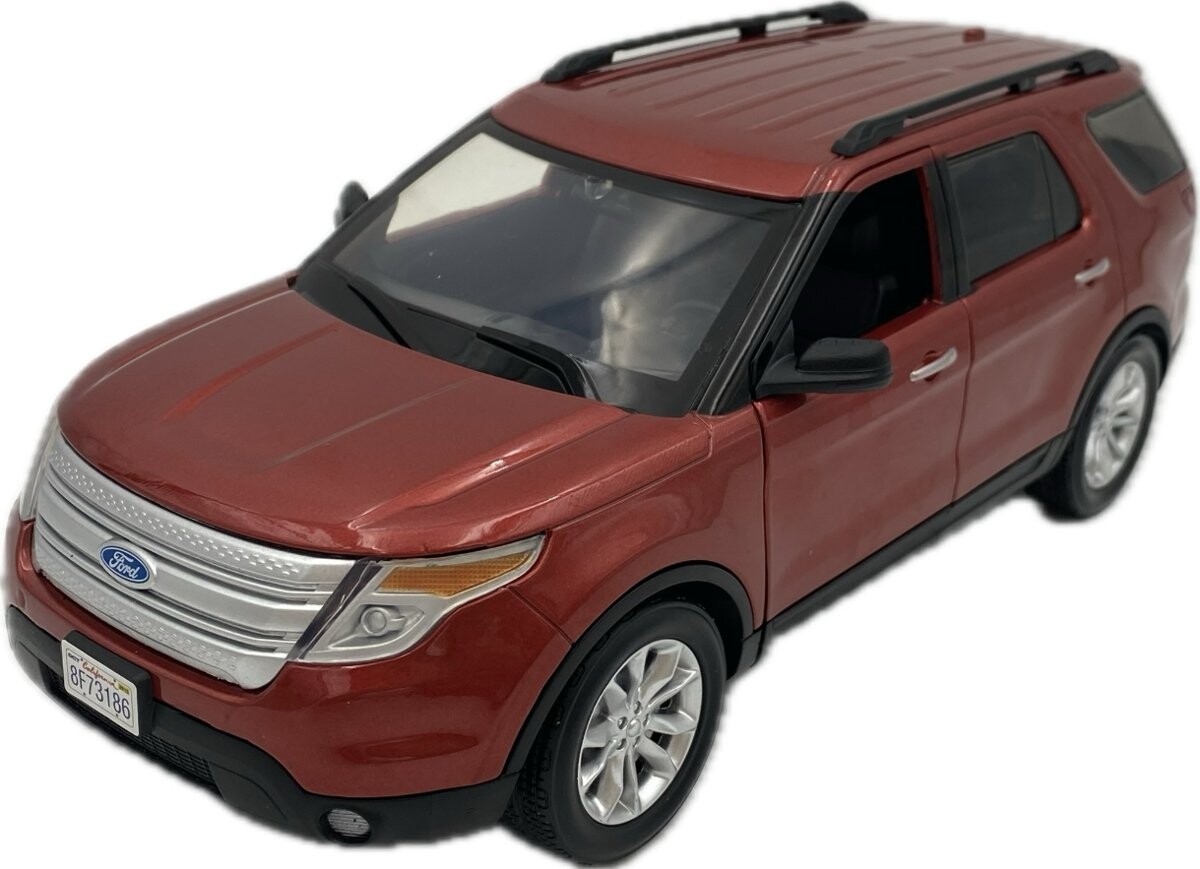 Модель Ford Explorer XLT 2015 1:18 Motormax 73186 красный
Модель Ford Explorer XLT 2015 1:18 Motormax 73186 красный