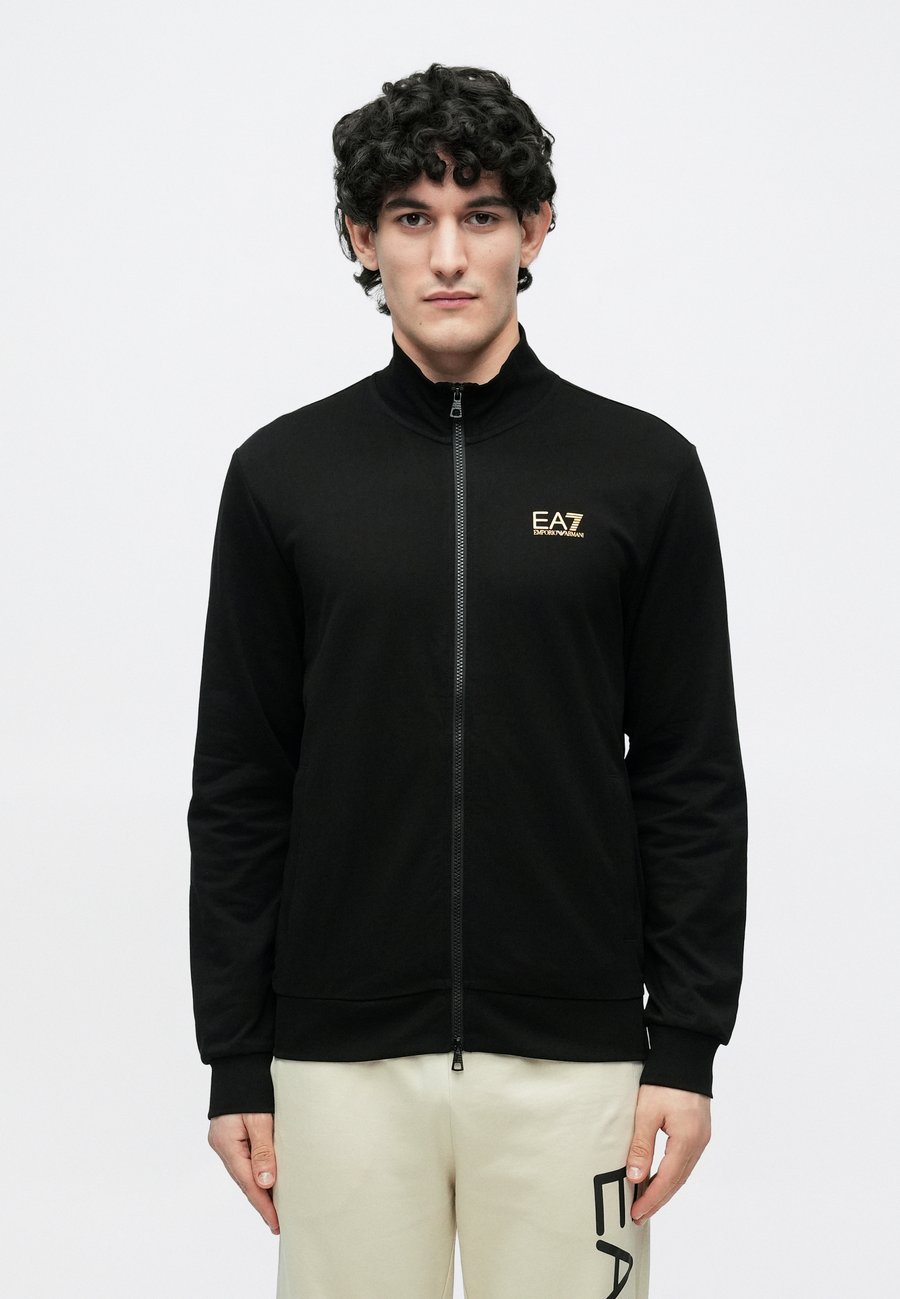 Толстовка EA7 Emporio Armani TRAIN CORE, Black/Gold-Coloured/Black
Толстовка EA7 Emporio Armani TRAIN CORE, Black/Gold-Coloured/Black