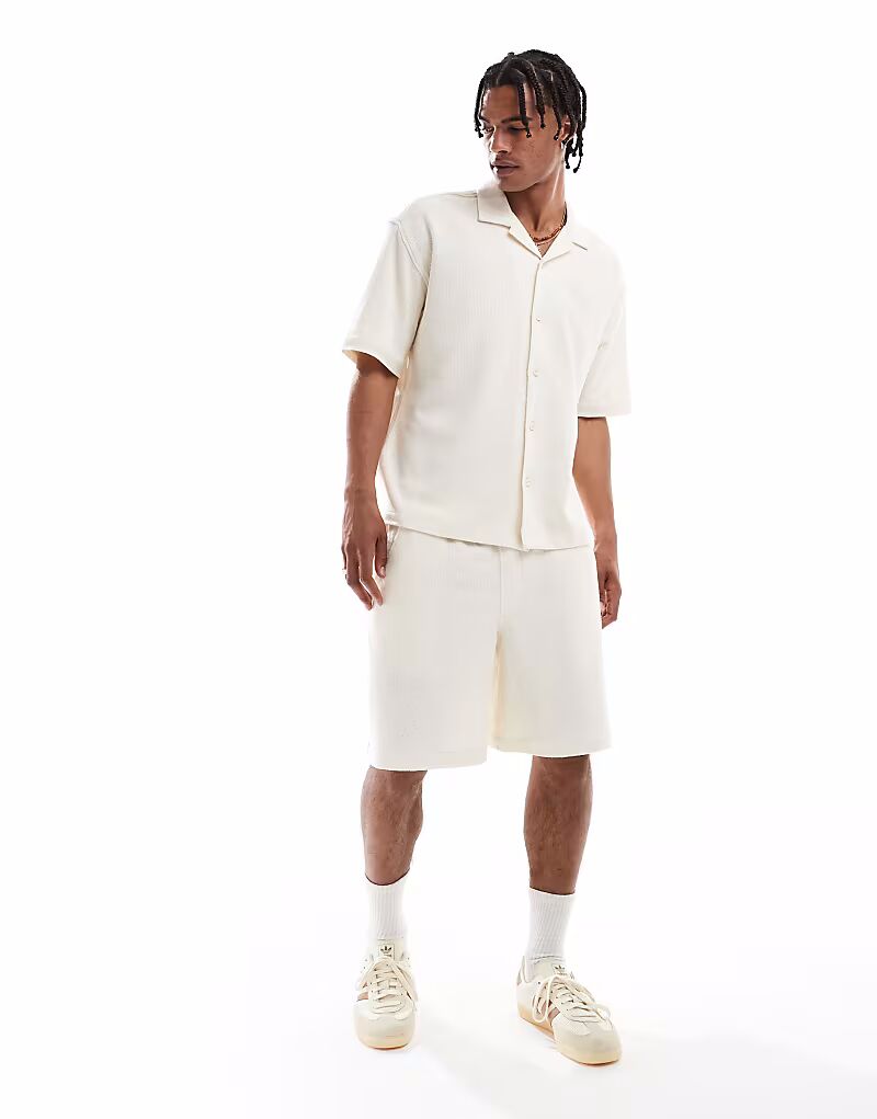 Текстурированные махровые шорты Pull&Bear цвета экрю
Текстурированные махровые шорты Pull&Bear цвета экрю