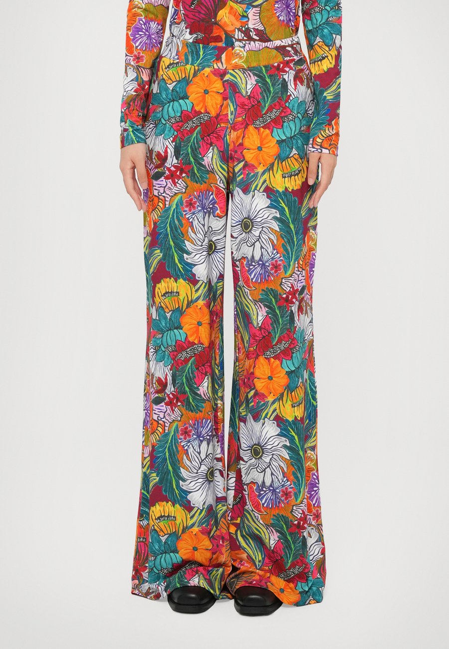 Брюки Stieglitz MATIAS PALAZZO, Multicoloured/Multi-Coloured
Брюки Stieglitz MATIAS PALAZZO, Multicoloured/Multi-Coloured