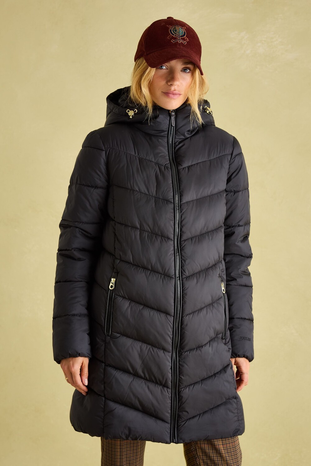 Moorsdale средней длины непромокаемое стеганое пальто Joules, черный
Moorsdale средней длины непромокаемое стеганое пальто Joules, черный