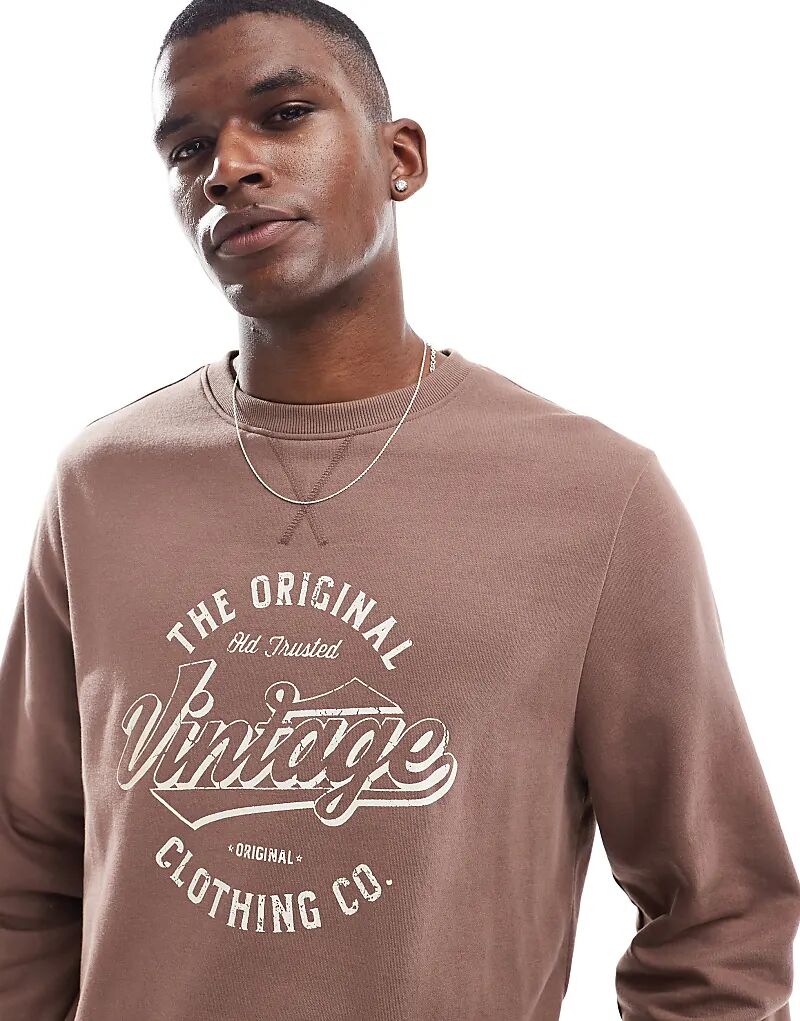 Флисовая толстовка с принтом на груди коричневого цвета Threadbare
Флисовая толстовка с принтом на груди коричневого цвета Threadbare