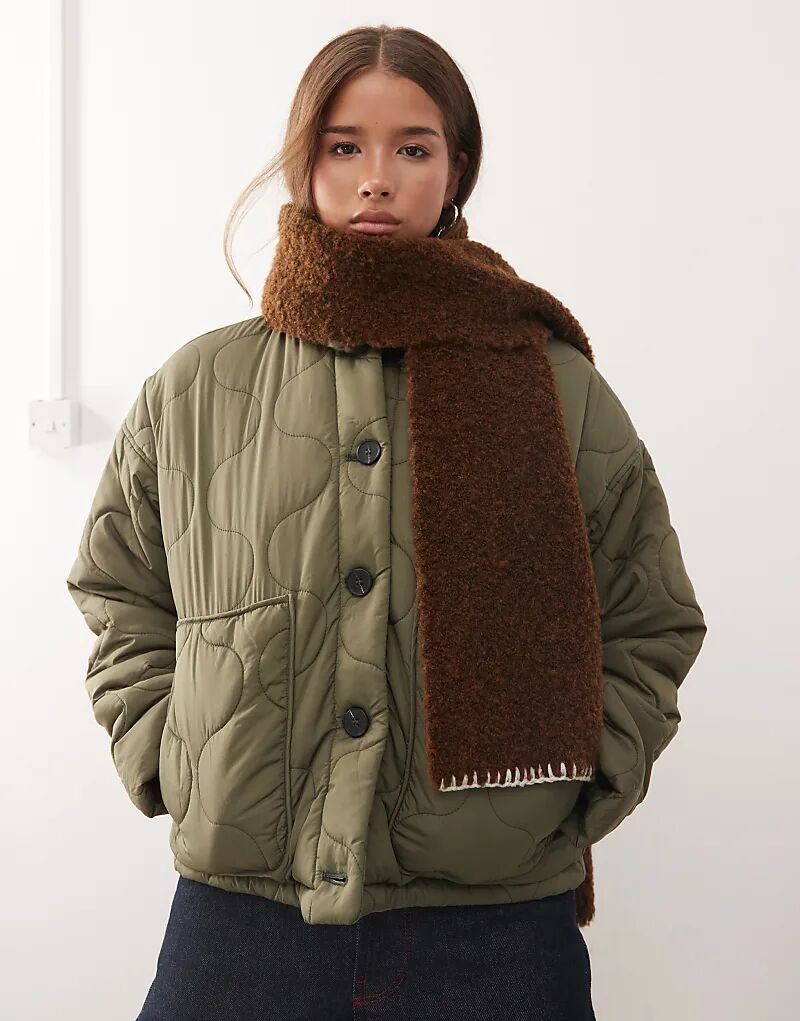 Регенерированный винтажный шарф, связанный гладью, из коричневого борга
Регенерированный винтажный шарф, связанный гладью, из коричневого борга