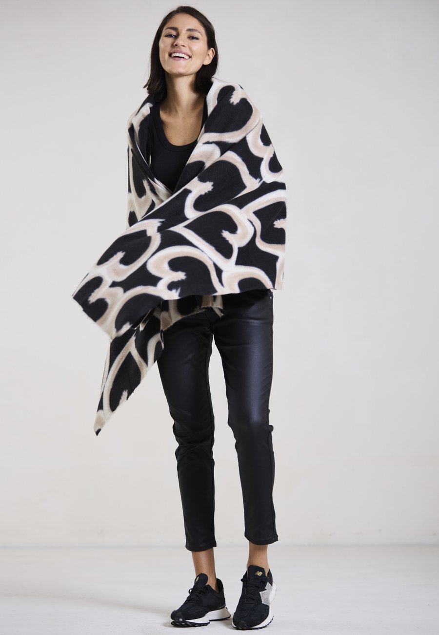 Шарф Andijamo Scarf, Black Cream/Black
Шарф Andijamo Scarf, Black Cream/Black