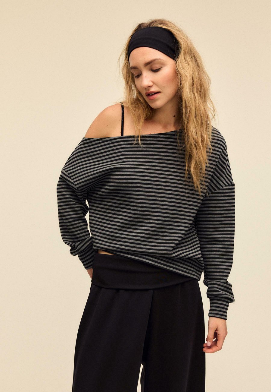 Толстовка Stradivarius SOFT-TOUCH EXPOSED SHOULDER, Dark Grey
Толстовка Stradivarius SOFT-TOUCH EXPOSED SHOULDER, Dark Grey