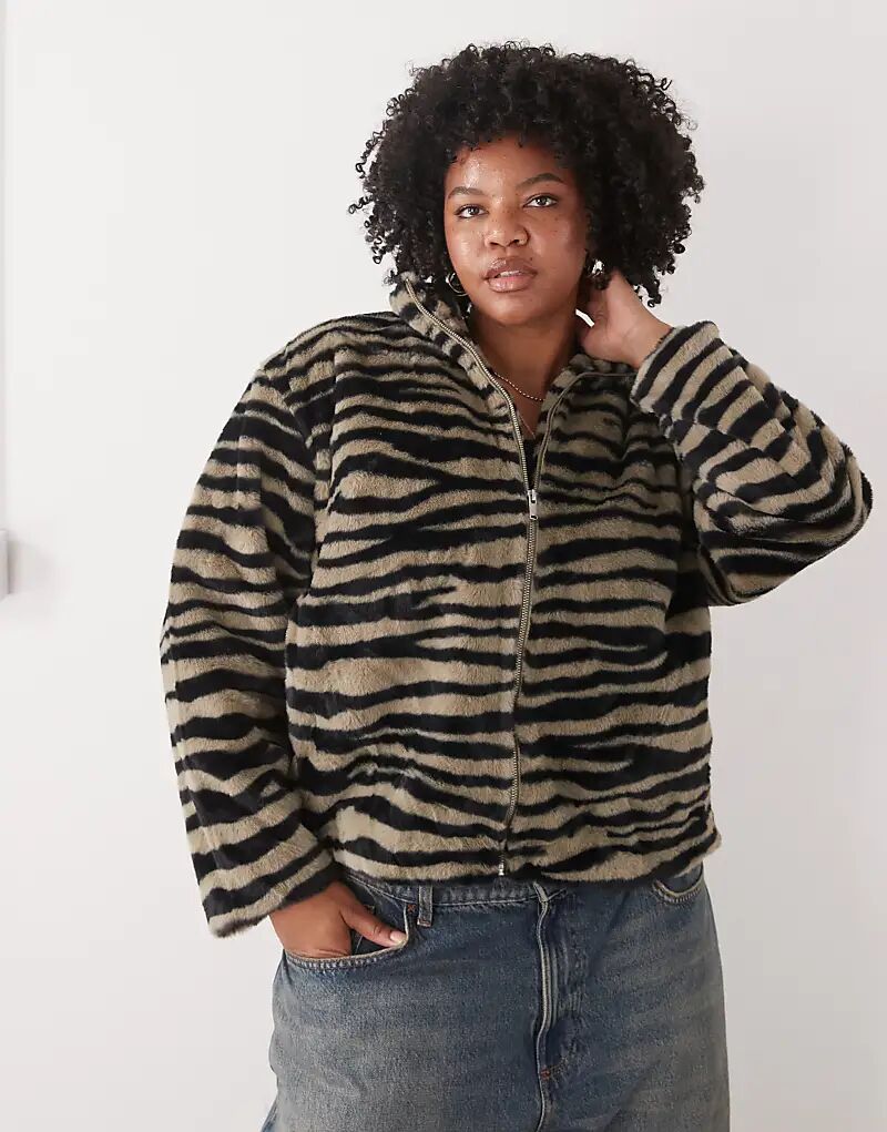 Куртка Noisy May Curve из искусственного меха с воротником-стойкой серо-зебрового цвета
Куртка Noisy May Curve из искусственного меха с воротником-стойкой серо-зебрового цвета