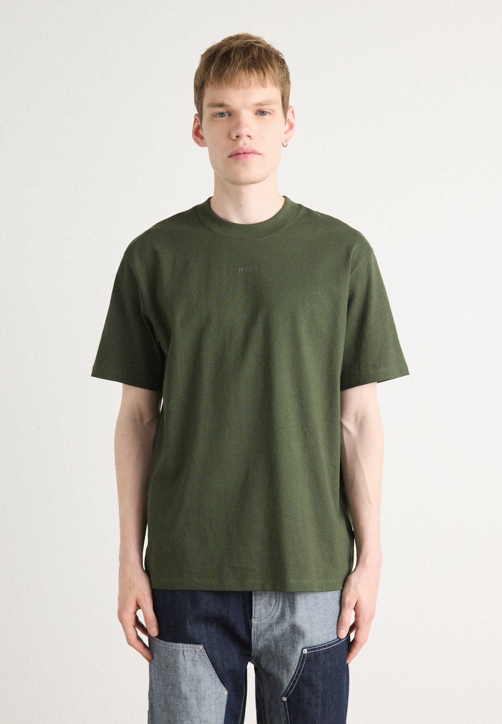 Базовая футболка DAPOLINO HUGO, темно-зеленый
Базовая футболка DAPOLINO HUGO, темно-зеленый
