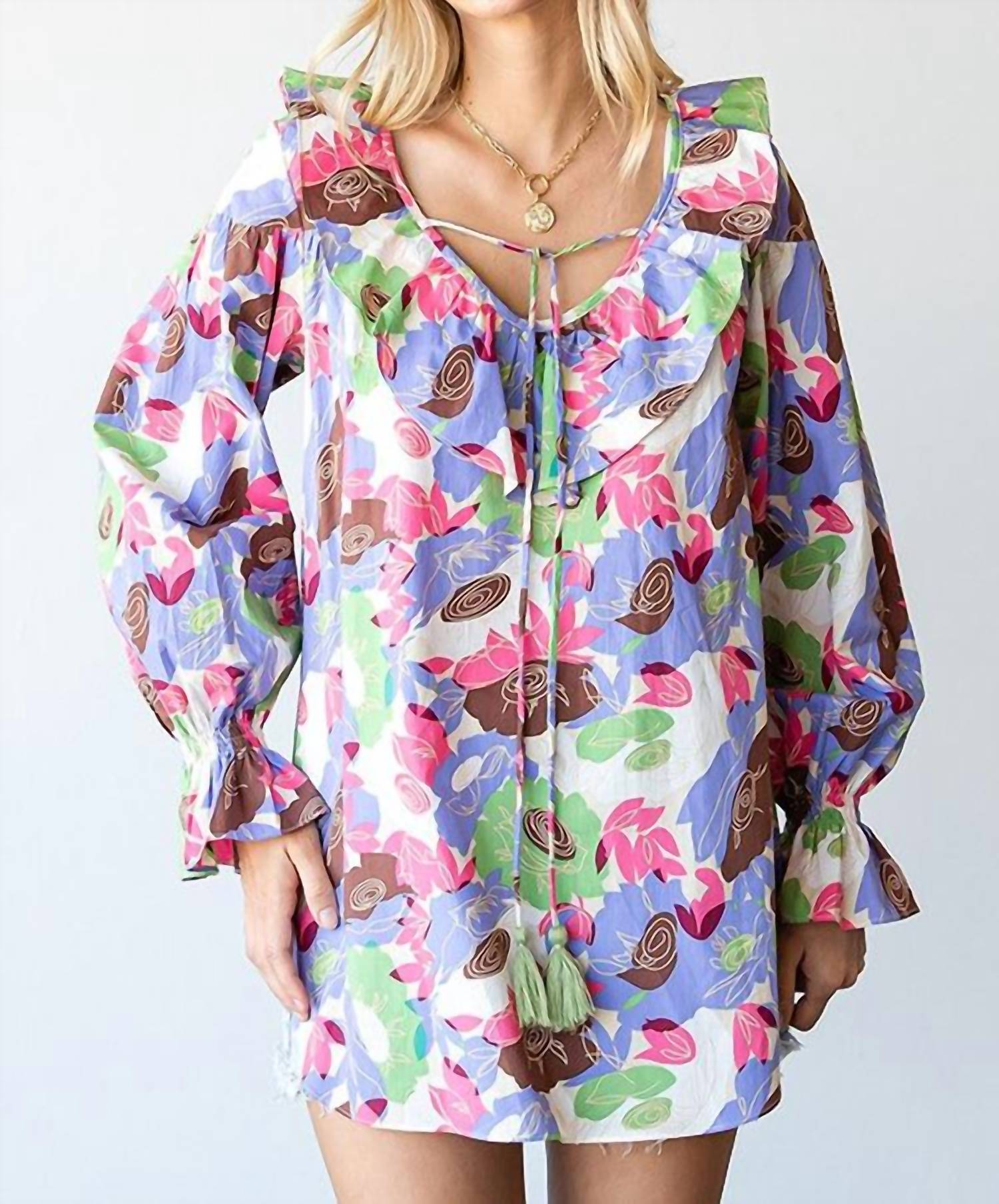 Блузка с цветочным принтом, рюшами, V-образным вырезом и шнурком в бело-многоцветном First Love
Блузка с цветочным принтом, рюшами, V-образным вырезом и шнурком в бело-многоцветном First Love