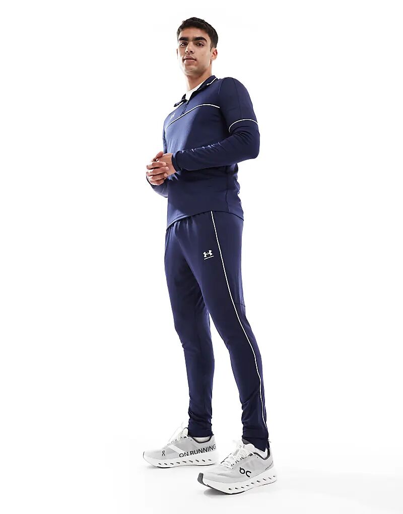 Тренировочные джоггеры Under Armour Challenger в цвете midnight navy и белом
Тренировочные джоггеры Under Armour Challenger в цвете midnight navy и белом
