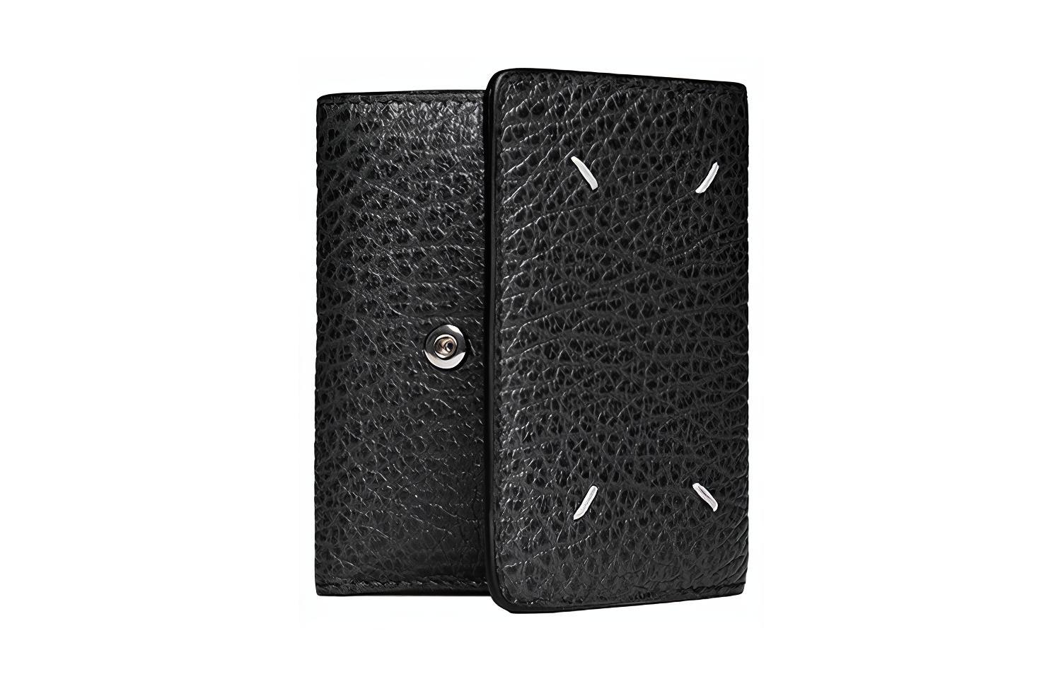 Четырёхшовный трёхстворчатый бумажник Maison Margiela
Четырёхшовный трёхстворчатый бумажник Maison Margiela