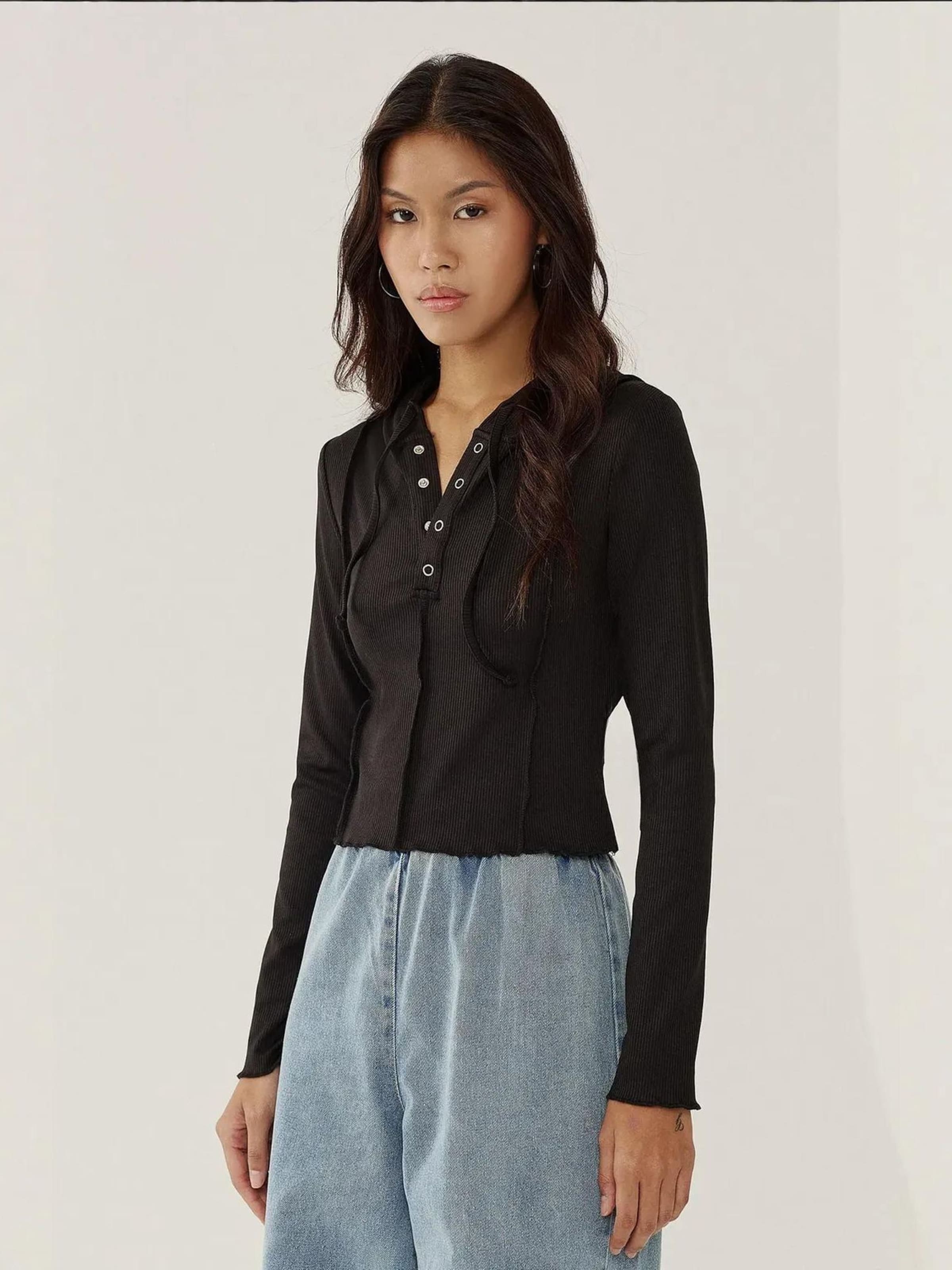 Hiccup Лонгслив в черном цвете
Hiccup Лонгслив в черном цвете