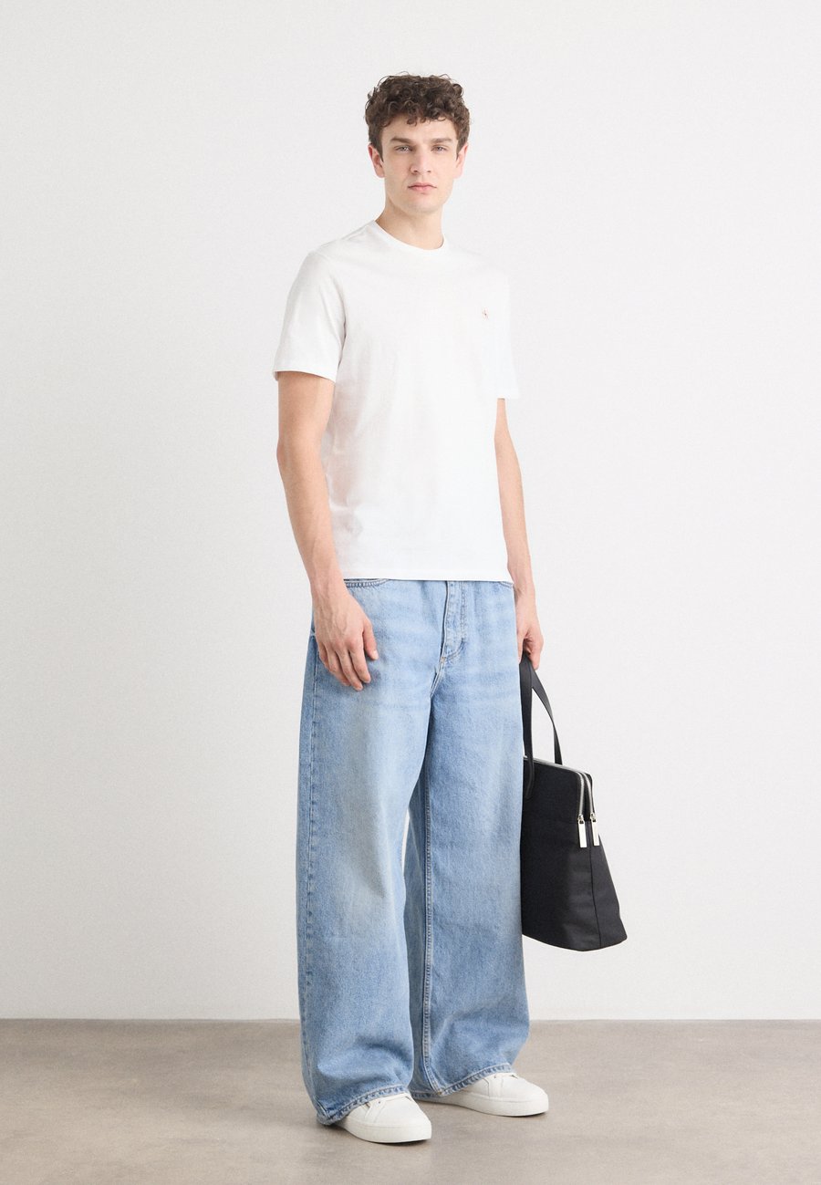 Футболка Calvin Klein Jeans BADGE TEE 2 PACK, Bright White/Formal Gray/White
Футболка Calvin Klein Jeans BADGE TEE 2 PACK, Bright White/Formal Gray/White