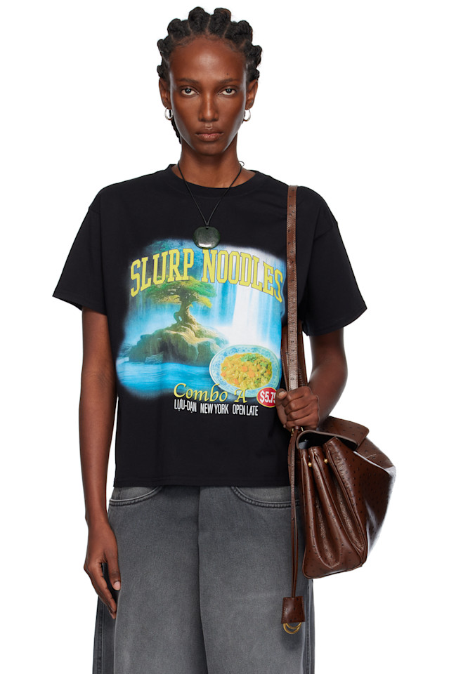 Футболка с изображением коробки лапши быстрого приготовления Slurp Lu'U Dan, черный
Футболка с изображением коробки лапши быстрого приготовления Slurp Lu'U Dan, черный