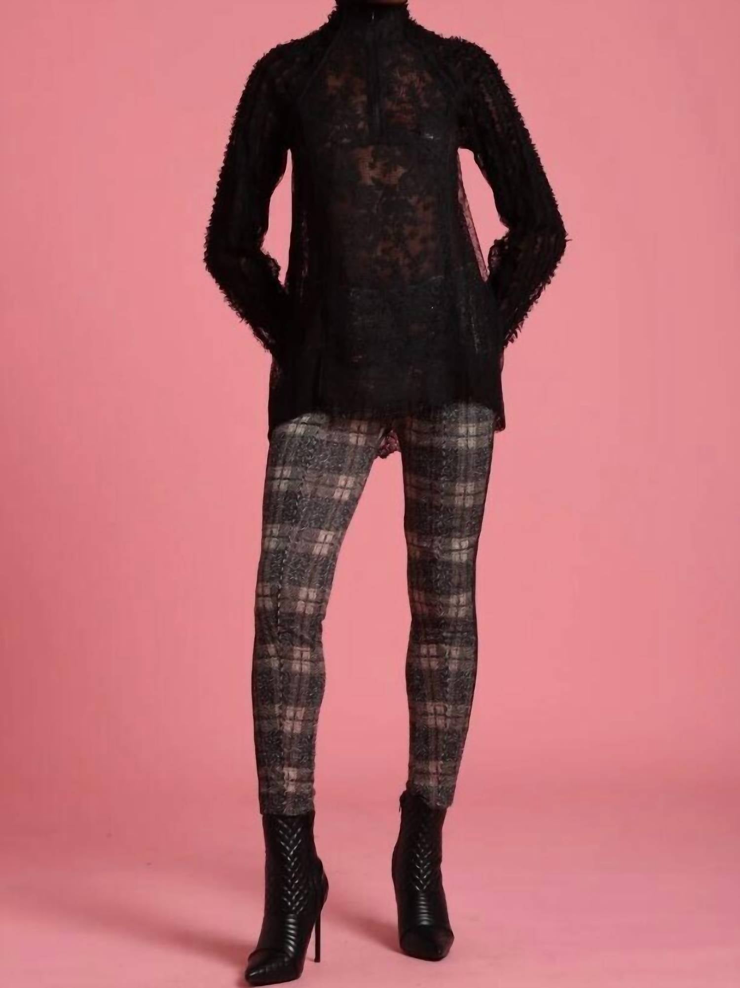 Кружевная туника с застежкой-молнией на вороте черного цвета In Earnest
Кружевная туника с застежкой-молнией на вороте черного цвета In Earnest