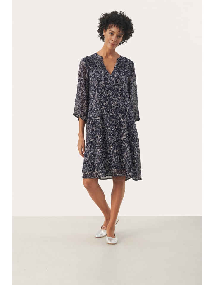 Платье ElkaPW прямого кроя, темно-синего цвета с декоративными цветочными деталями. PART TWO
Платье ElkaPW прямого кроя, темно-синего цвета с декоративными цветочными деталями. PART TWO