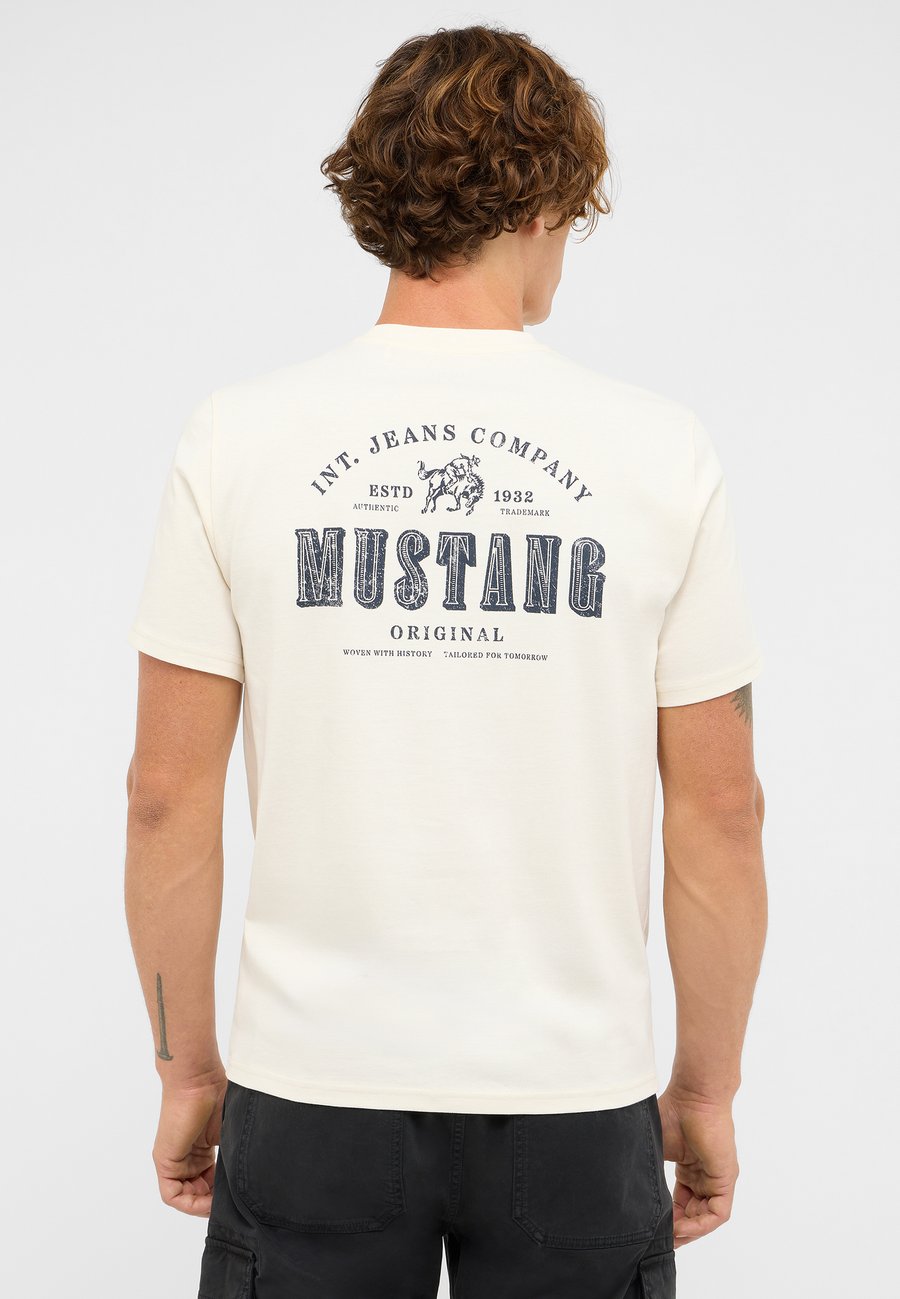 Футболка Mustang STYLE AUSTIN, Weiß/Off-White, Белый, Футболка Mustang STYLE AUSTIN, Weiß/Off-White
Футболка Mustang STYLE AUSTIN, Weiß/Off-White, Белый, Футболка Mustang STYLE AUSTIN, Weiß/Off-White