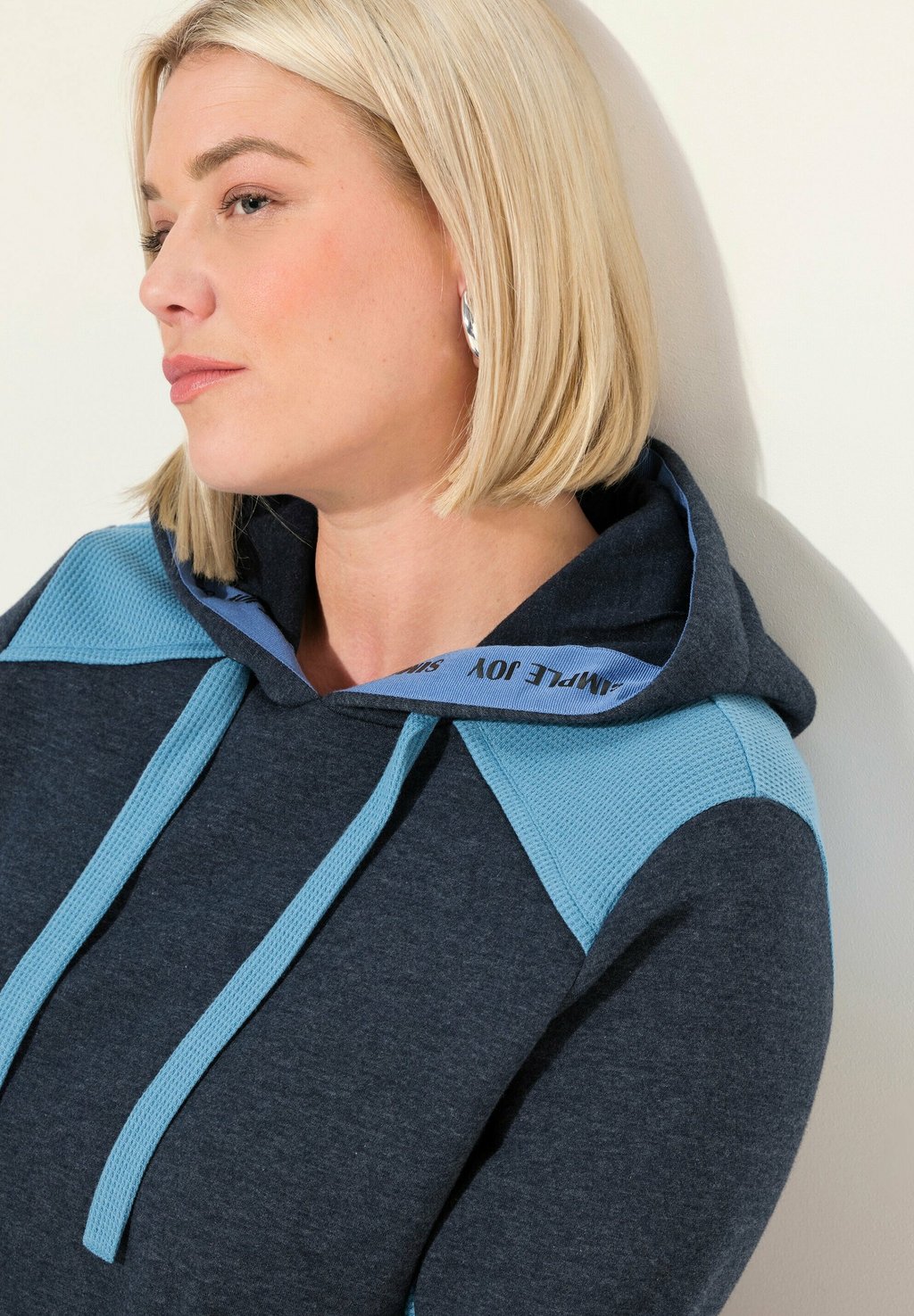 Толстовка с капюшоном WAFFLE CONTRAST COLOR Ulla Popken, темно-синий
Толстовка с капюшоном WAFFLE CONTRAST COLOR Ulla Popken, темно-синий