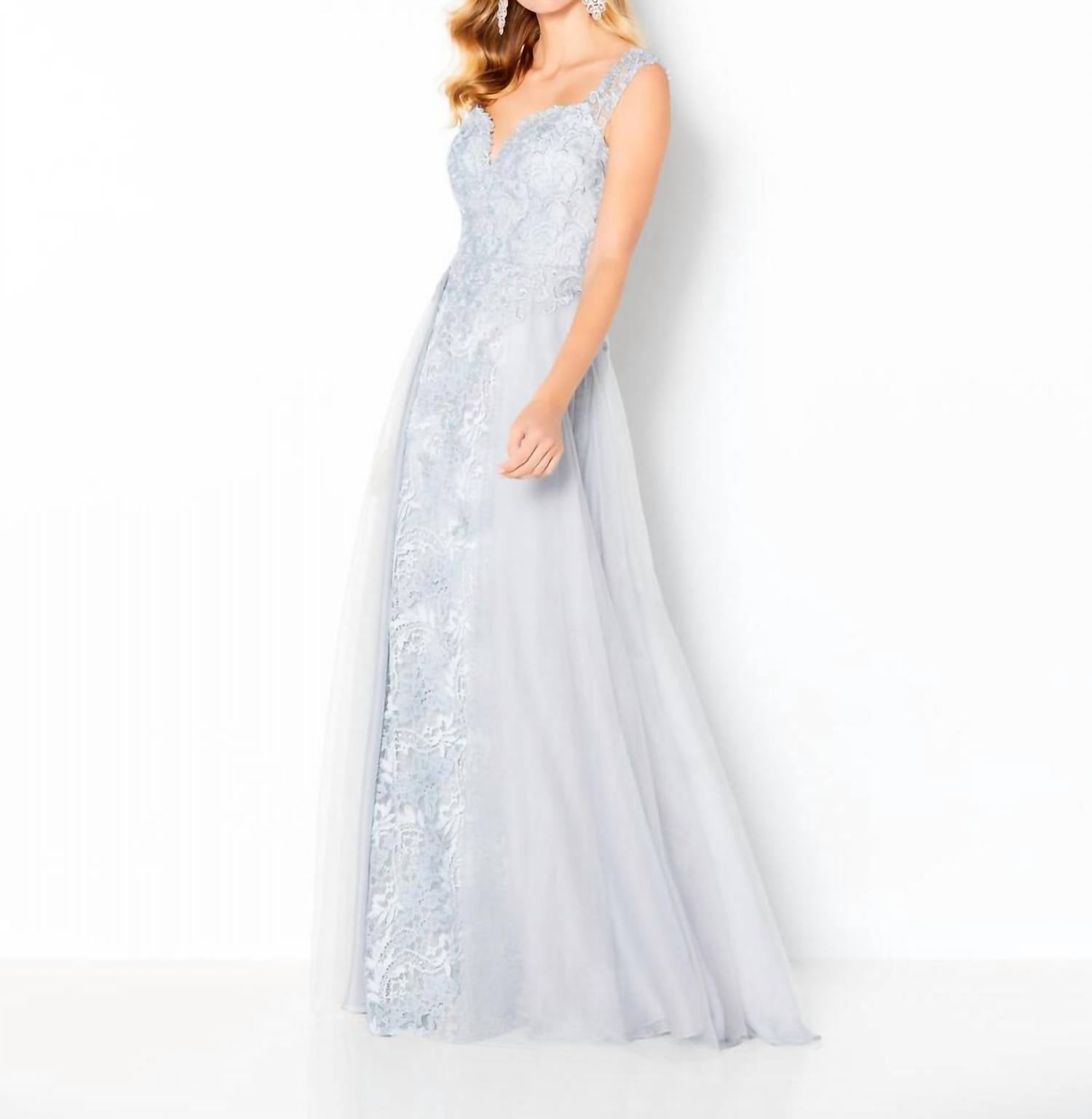 Длинное платье с вышивкой и кружевом в ледяном голубом Cameron Blake
Длинное платье с вышивкой и кружевом в ледяном голубом Cameron Blake