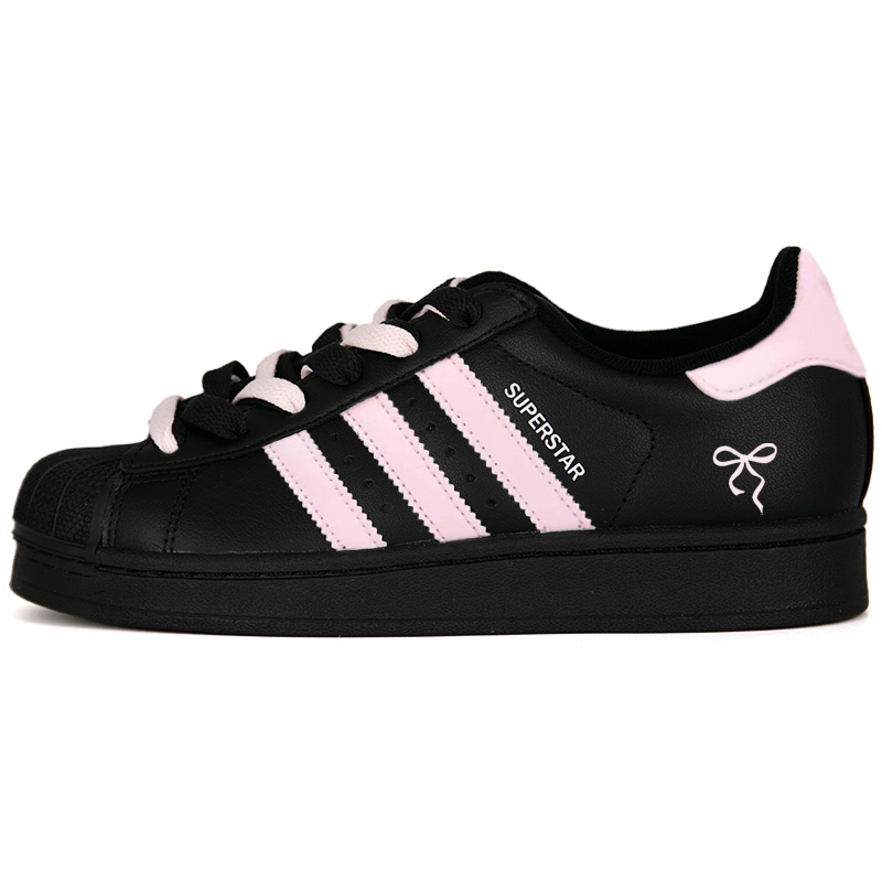 Superstar 2 Shell Head, Rebel Sweetheart устойчивые к истиранию низкие детские скейтбординг кроссовки Adidas Originals, черный
Superstar 2 Shell Head, Rebel Sweetheart устойчивые к истиранию низкие детские скейтбординг кроссовки Adidas Originals, черный