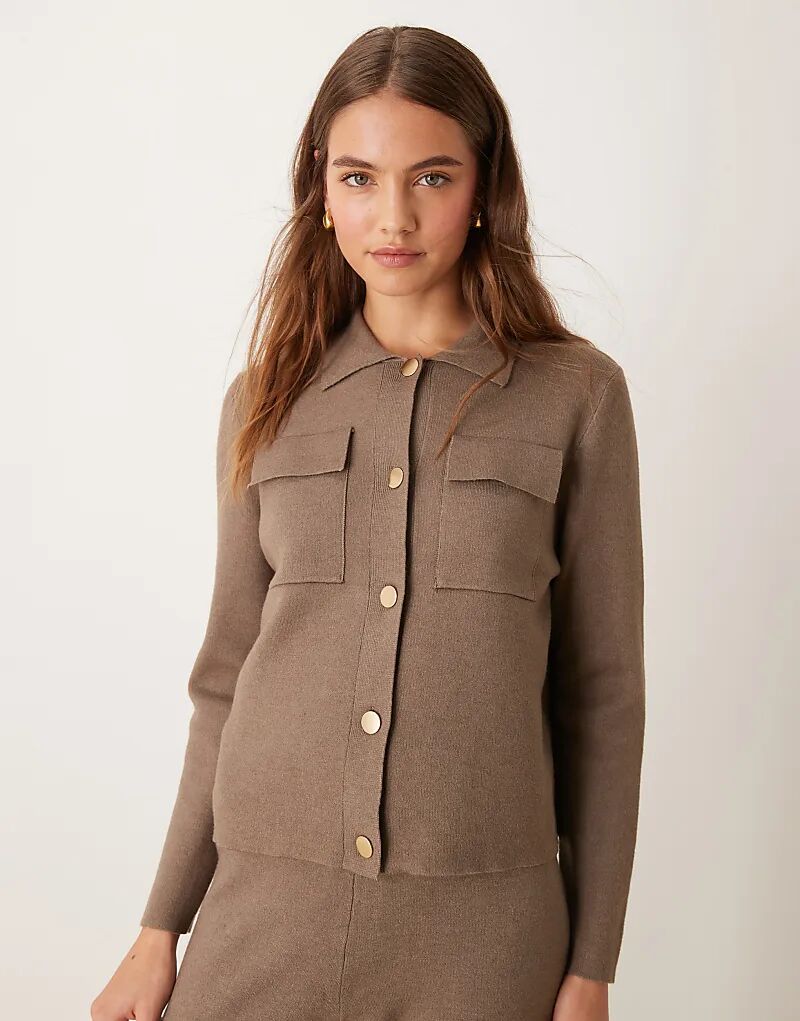 Рубашка Vila premium из структурированного трикотажа на пуговицах в цвете тауп
Рубашка Vila premium из структурированного трикотажа на пуговицах в цвете тауп