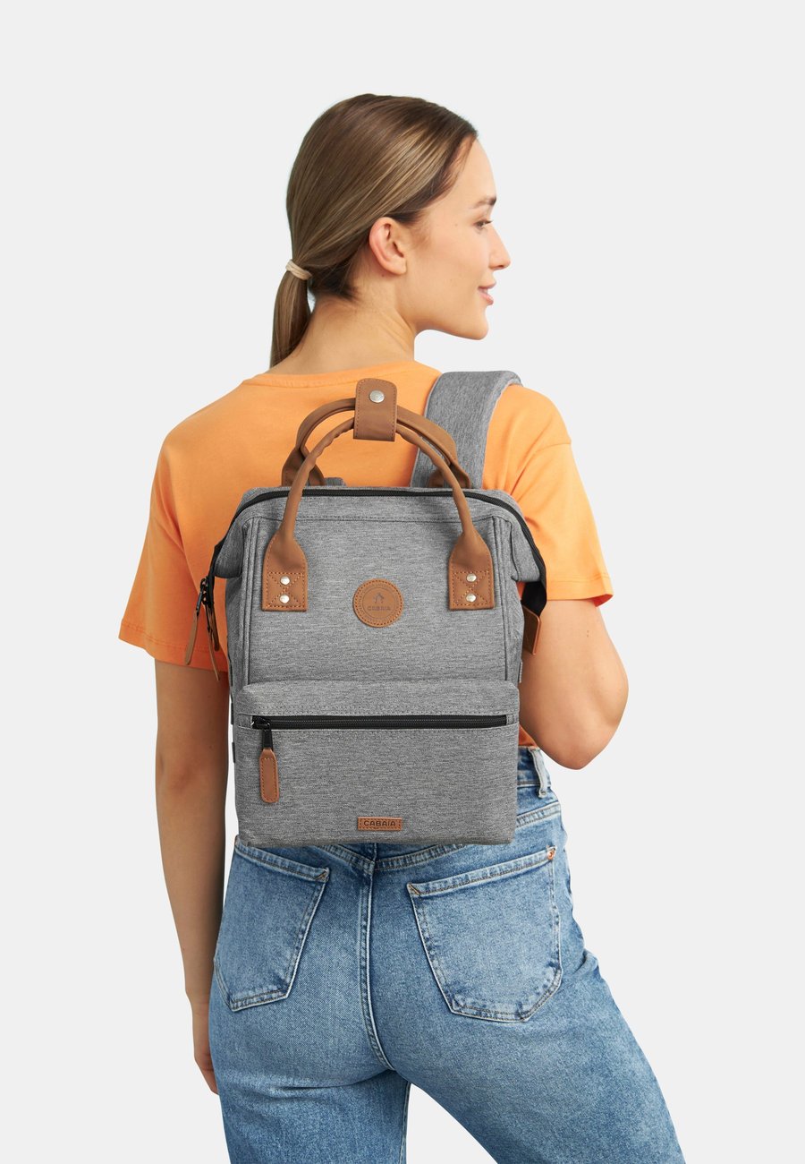 Рюкзак Cabaia ADVENTURER MINI, New York Grey Melanged/Mottled Light Grey
Рюкзак Cabaia ADVENTURER MINI, New York Grey Melanged/Mottled Light Grey