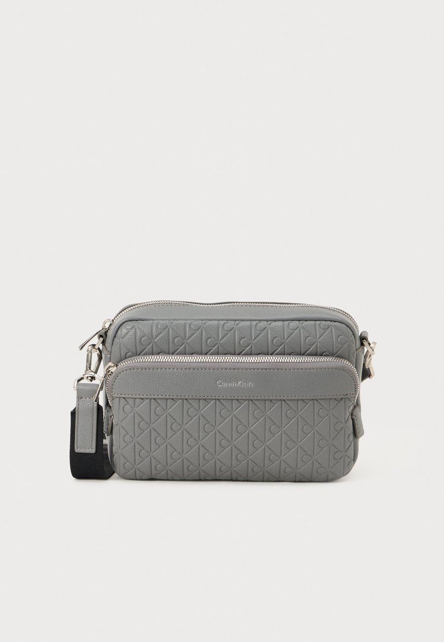 Сумка кросс-боди Calvin Klein EMBLEM EMBOSS CAMERA BAG, Charcoal Gray/Grey
Сумка кросс-боди Calvin Klein EMBLEM EMBOSS CAMERA BAG, Charcoal Gray/Grey