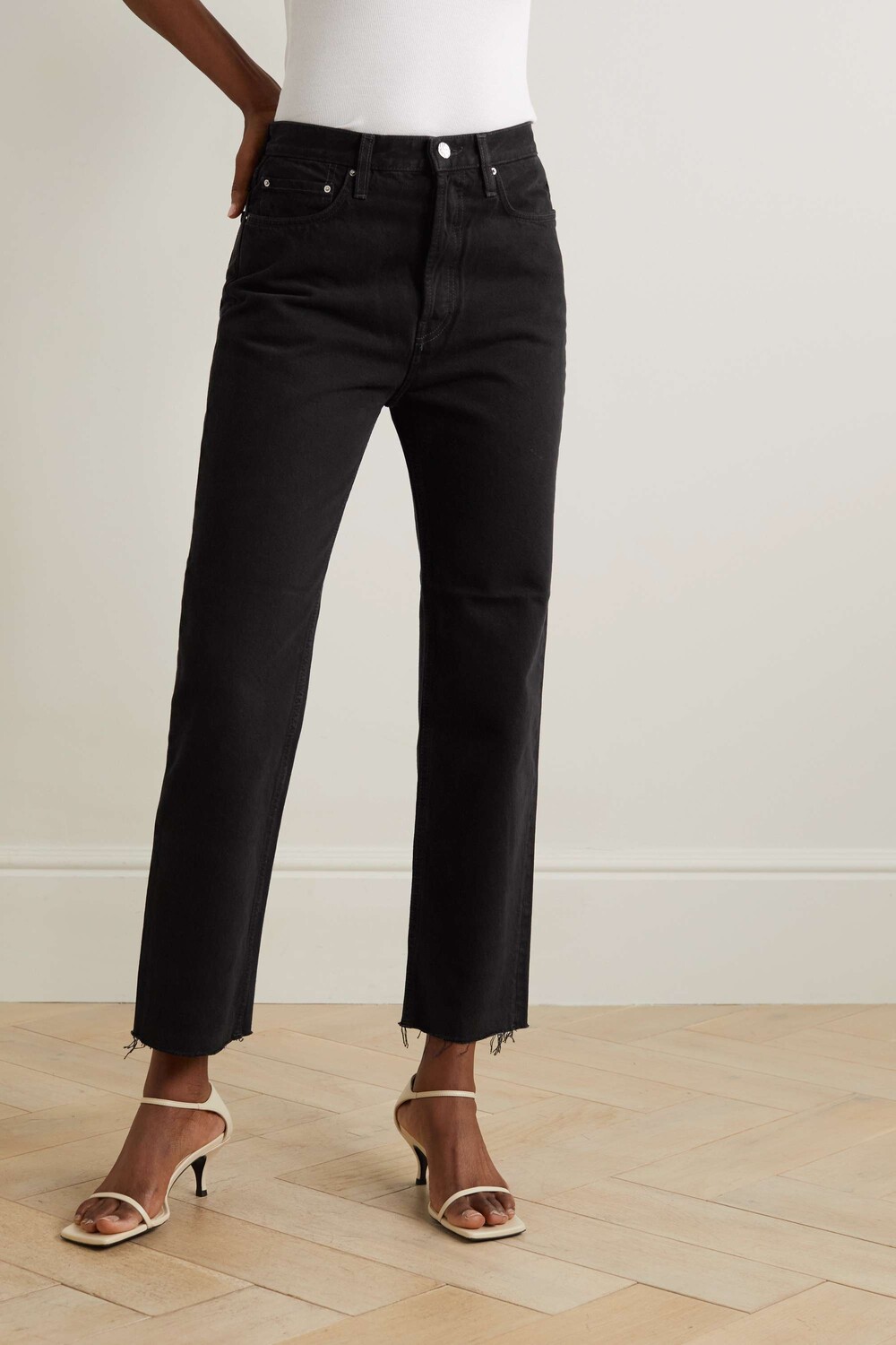 TOTEME Джинсы Classic Cut прямого кроя с высокой посадкой, черный
TOTEME Джинсы Classic Cut прямого кроя с высокой посадкой, черный