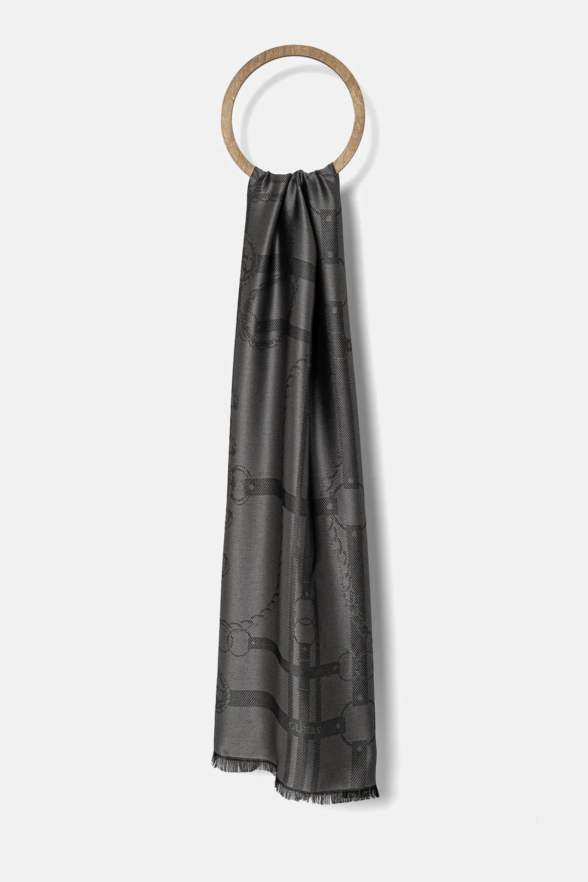 ЖАККАРДОВАЯ шаль Guess, серый
ЖАККАРДОВАЯ шаль Guess, серый