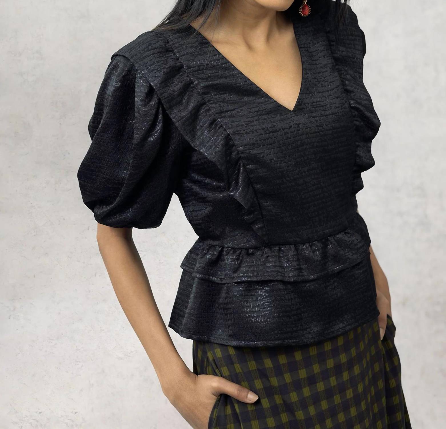 Блузка Anne черного цвета EMILY LOVELOCK
Блузка Anne черного цвета EMILY LOVELOCK