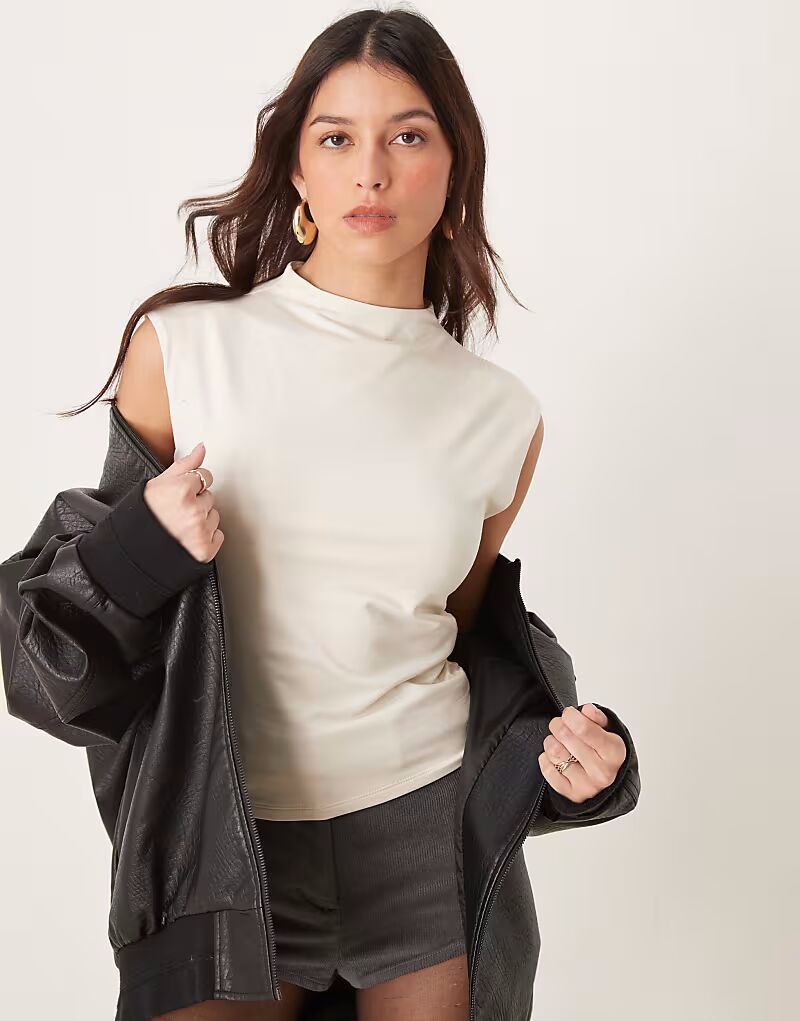 Топ без рукавов с высоким воротом Abercrombie & Fitch серого цвета
Топ без рукавов с высоким воротом Abercrombie & Fitch серого цвета