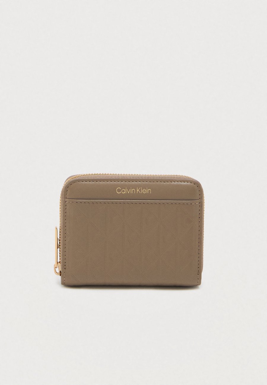 Кошелек Calvin Klein EMBLEM ZIP AROUND, Desert Taupe/Taupe
Кошелек Calvin Klein EMBLEM ZIP AROUND, Desert Taupe/Taupe