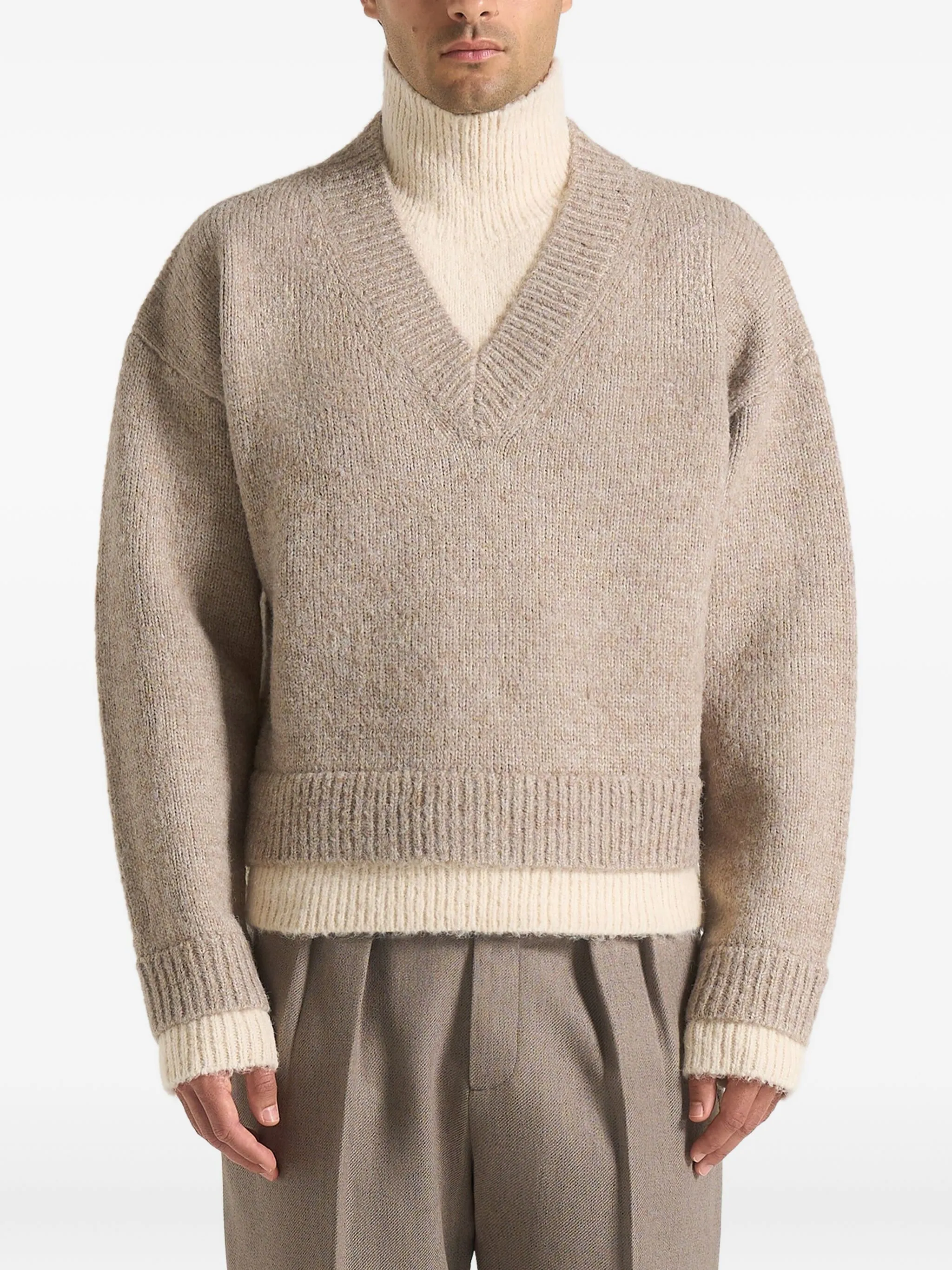 Двухслойный свитер Jacques с V-образным вырезом Manière De Voir, бежевый
Двухслойный свитер Jacques с V-образным вырезом Manière De Voir, бежевый