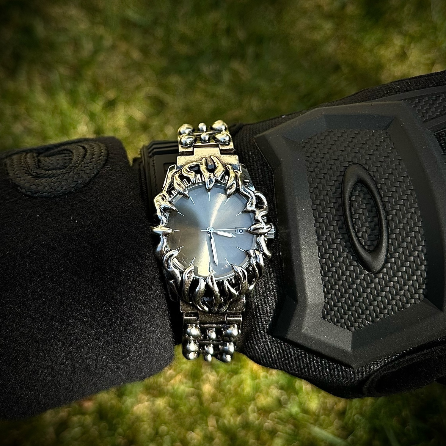 Модные ретро часы Y2K с кварцевым механизмом Браслет из нержавеющей стали Унисекс Красный циферблат KIOSK
Модные ретро часы Y2K с кварцевым механизмом Браслет из нержавеющей стали Унисекс Красный циферблат KIOSK