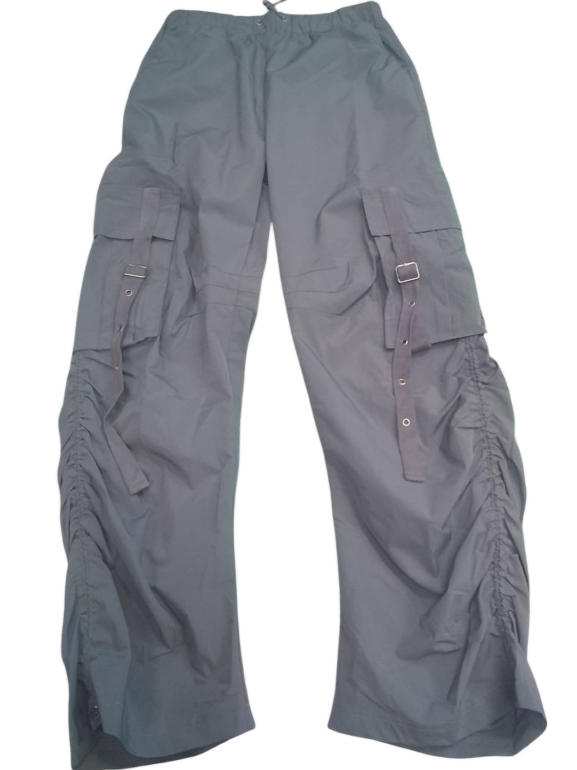 Женские парашютные штаны в цвете антрацит Emory Park, Charcoal
Женские парашютные штаны в цвете антрацит Emory Park, Charcoal