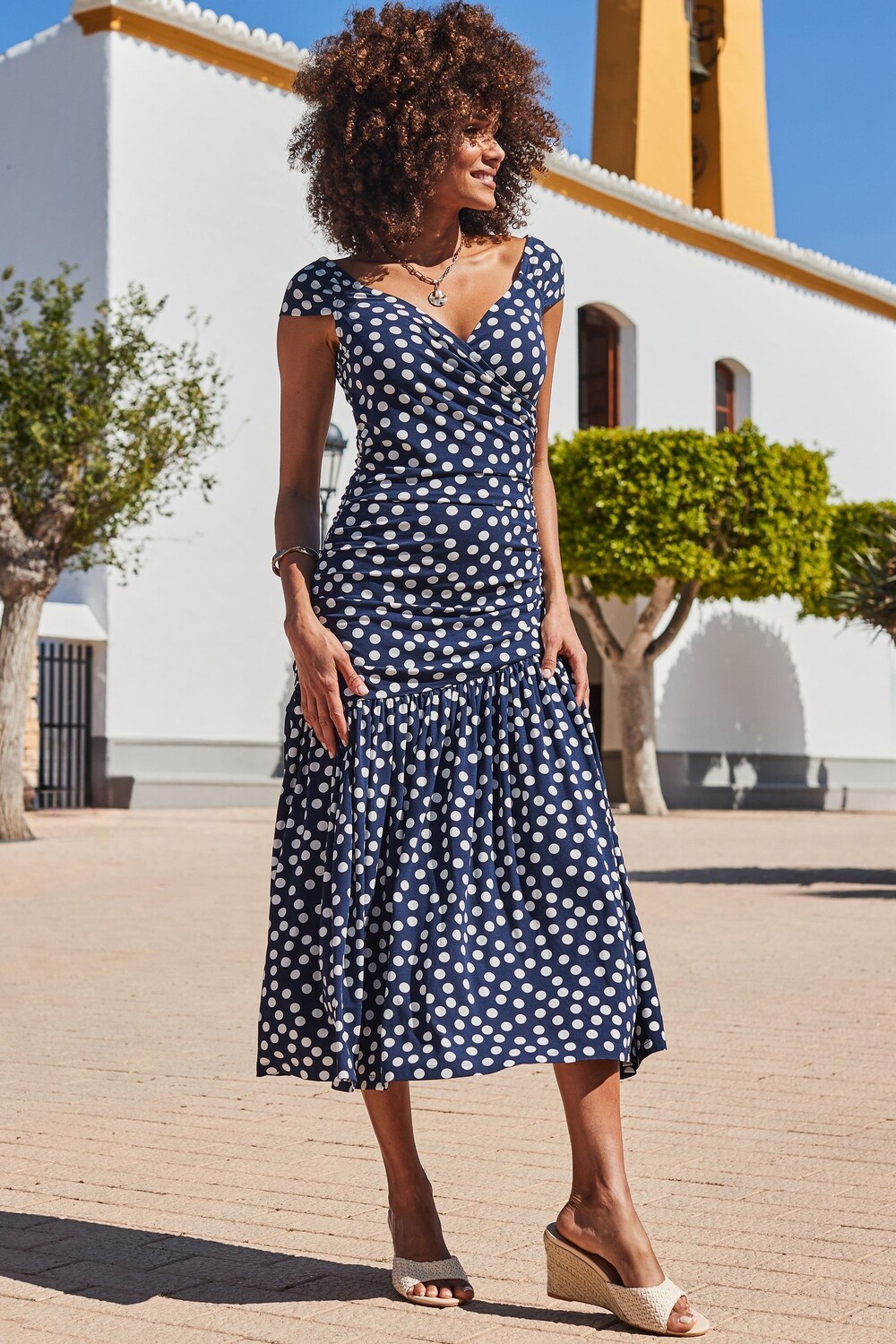 Платье рубашка с принтом в горошек и расклешенным кроем из джерси с бардо Sosandar, синий
Платье рубашка с принтом в горошек и расклешенным кроем из джерси с бардо Sosandar, синий